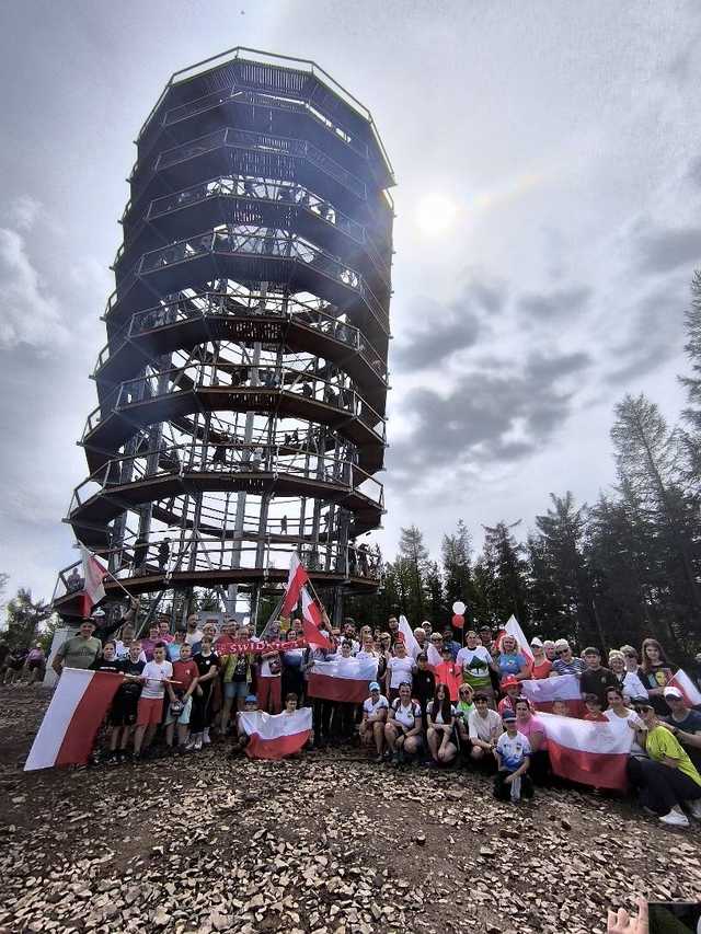 [FOTO] Gminny Rajd z Flagą. Gminne Koło PTTK Teraz Sudety wyruszyło na Dzikowiec