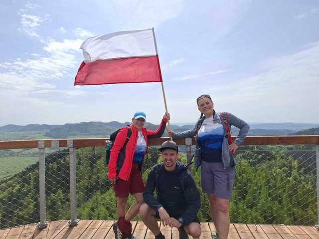 [FOTO] Gminny Rajd z Flagą. Gminne Koło PTTK Teraz Sudety wyruszyło na Dzikowiec