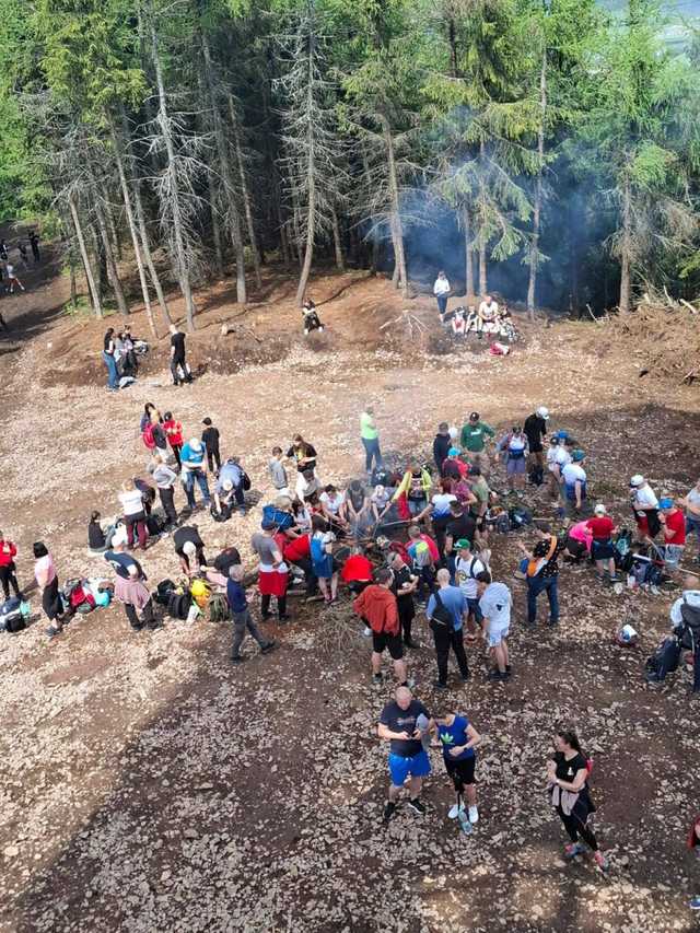 [FOTO] Gminny Rajd z Flagą. Gminne Koło PTTK Teraz Sudety wyruszyło na Dzikowiec