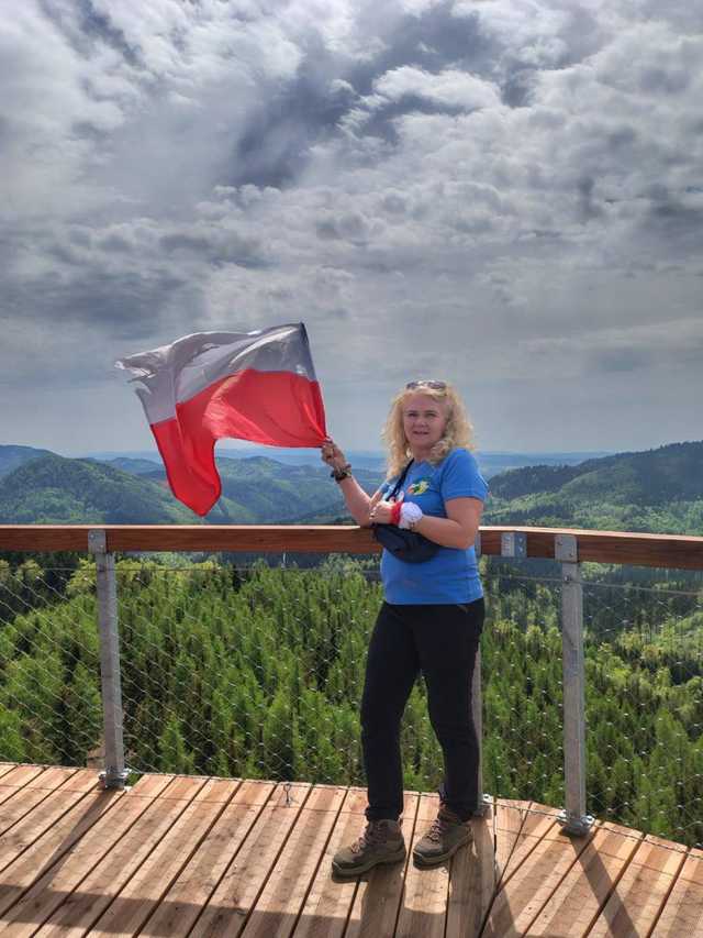 [FOTO] Gminny Rajd z Flagą. Gminne Koło PTTK Teraz Sudety wyruszyło na Dzikowiec