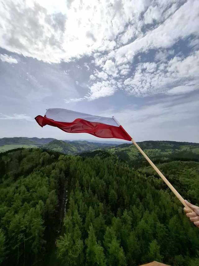 [FOTO] Gminny Rajd z Flagą. Gminne Koło PTTK Teraz Sudety wyruszyło na Dzikowiec