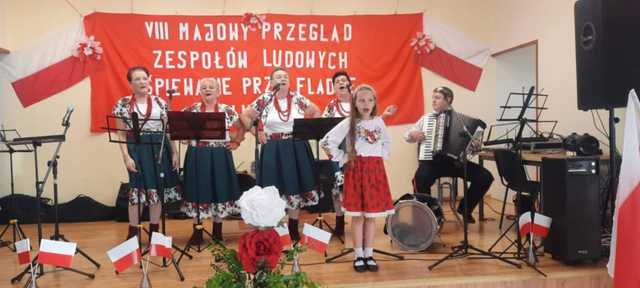 [FOTO] Majowe spotkanie zespołów Folklorystycznych z okazji Święta Flagi 
