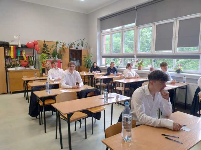 Ruszyły tegoroczne matury. Ile osób przystąpiło do egzaminu dojrzałości w naszym powiecie i województwie? [STATYSTYKI/FOTO]