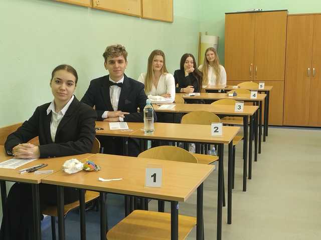 Ruszyły tegoroczne matury. Ile osób przystąpiło do egzaminu dojrzałości w naszym powiecie i województwie? [STATYSTYKI/FOTO]