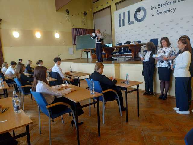 Ruszyły tegoroczne matury. Ile osób przystąpiło do egzaminu dojrzałości w naszym powiecie i województwie? [STATYSTYKI/FOTO]