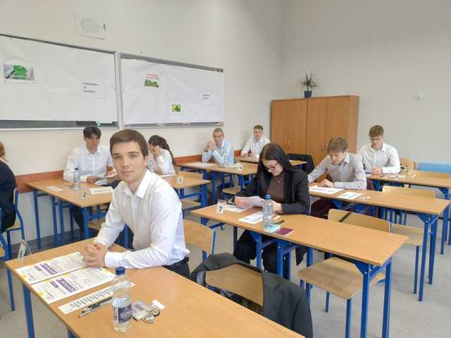 Ruszyły tegoroczne matury. Ile osób przystąpiło do egzaminu dojrzałości w naszym powiecie i województwie? [STATYSTYKI/FOTO]
