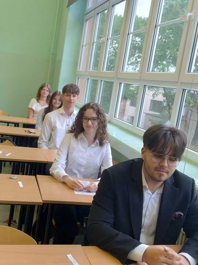 Ruszyły tegoroczne matury. Ile osób przystąpiło do egzaminu dojrzałości w naszym powiecie i województwie? [STATYSTYKI/FOTO]