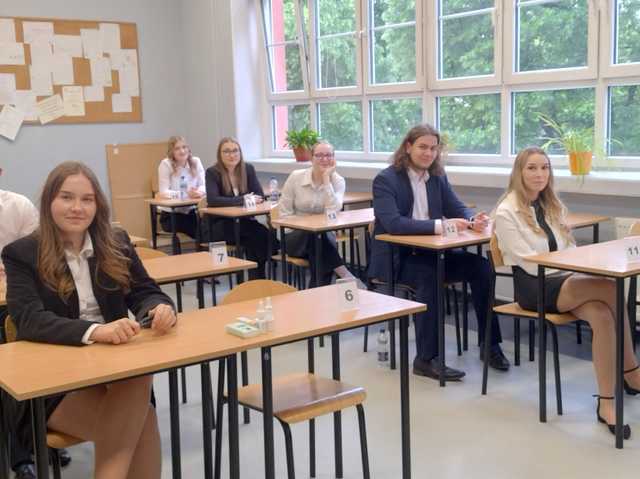 Ruszyły tegoroczne matury. Ile osób przystąpiło do egzaminu dojrzałości w naszym powiecie i województwie? [STATYSTYKI/FOTO]