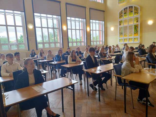 Ruszyły tegoroczne matury. Ile osób przystąpiło do egzaminu dojrzałości w naszym powiecie i województwie? [STATYSTYKI/FOTO]