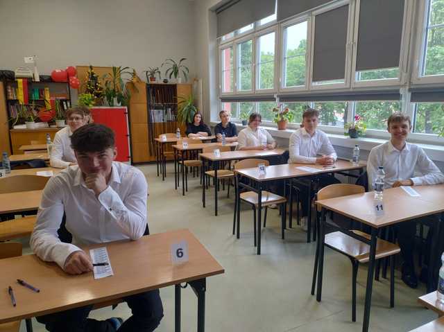 Ruszyły tegoroczne matury. Ile osób przystąpiło do egzaminu dojrzałości w naszym powiecie i województwie? [STATYSTYKI/FOTO]
