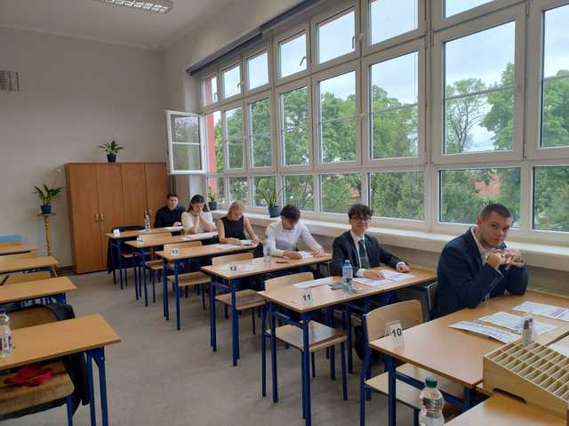 Ruszyły tegoroczne matury. Ile osób przystąpiło do egzaminu dojrzałości w naszym powiecie i województwie? [STATYSTYKI/FOTO]