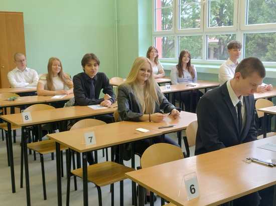 Ruszyły tegoroczne matury. Ile osób przystąpiło do egzaminu dojrzałości w naszym powiecie i województwie? [STATYSTYKI/FOTO]