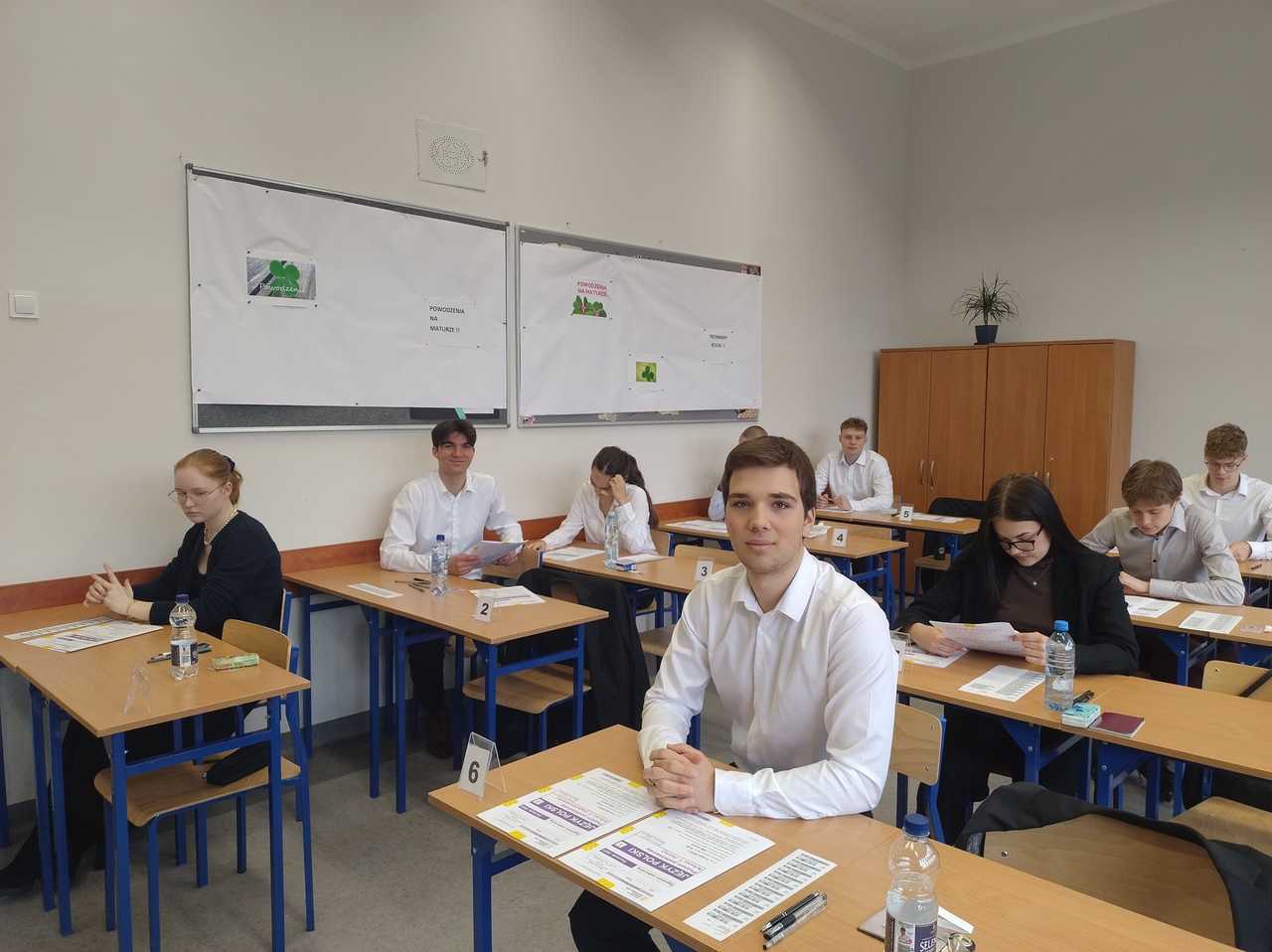 Ruszyły tegoroczne matury. Ile osób przystąpiło do egzaminu dojrzałości w naszym powiecie i województwie? [STATYSTYKI/FOTO]