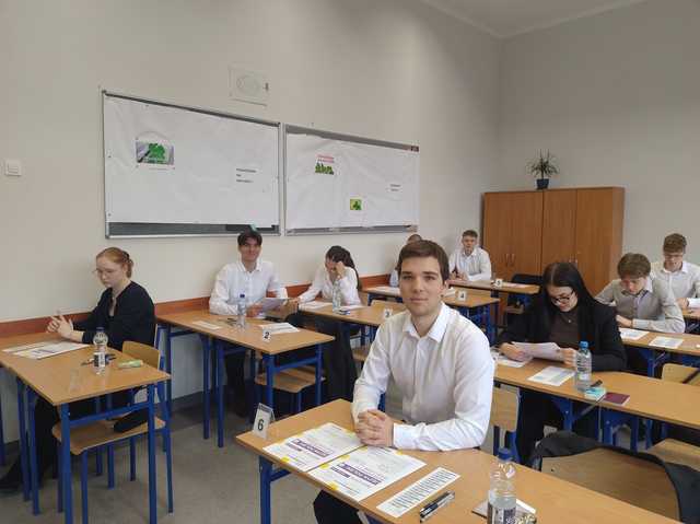 Ruszyły tegoroczne matury. Ile osób przystąpiło do egzaminu dojrzałości w naszym powiecie i województwie? [STATYSTYKI/FOTO]