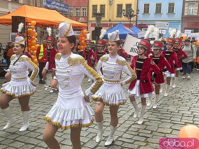 [FOTO] Świdnica świętowała godność osób z niepełnosprawnością intelektualną. Pomarańczowy marsz przeszedł przez rynek