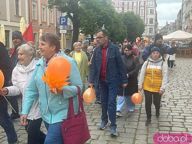 [FOTO] Świdnica świętowała godność osób z niepełnosprawnością intelektualną. Pomarańczowy marsz przeszedł przez rynek
