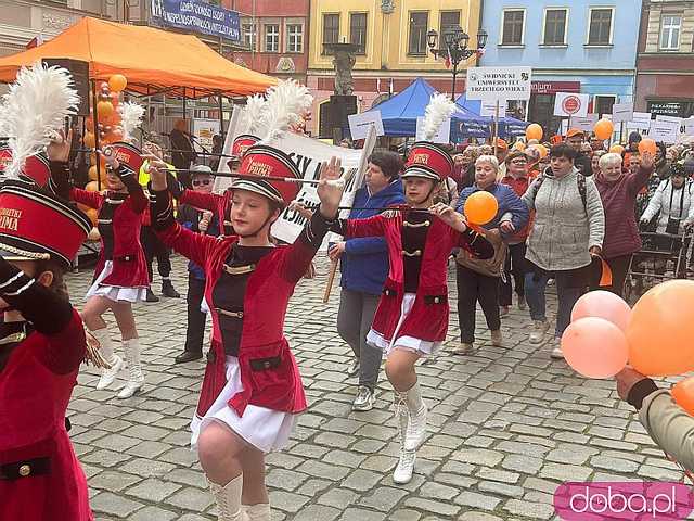 [FOTO] Świdnica świętowała godność osób z niepełnosprawnością intelektualną. Pomarańczowy marsz przeszedł przez rynek
