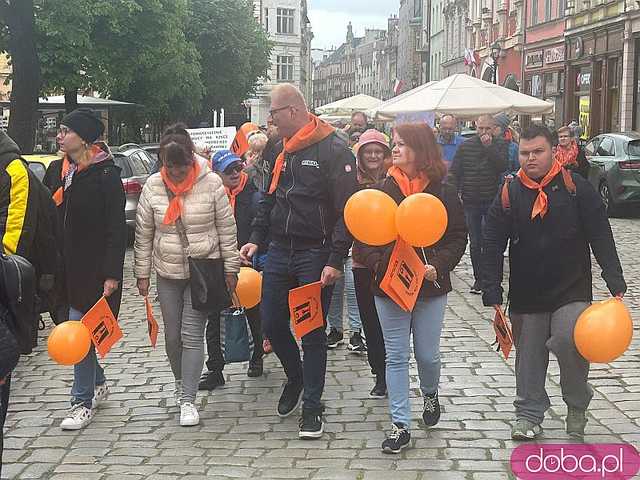 [FOTO] Świdnica świętowała godność osób z niepełnosprawnością intelektualną. Pomarańczowy marsz przeszedł przez rynek