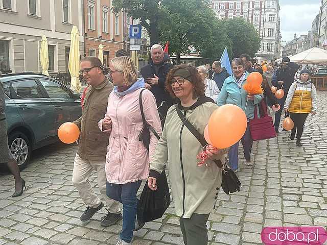 [FOTO] Świdnica świętowała godność osób z niepełnosprawnością intelektualną. Pomarańczowy marsz przeszedł przez rynek