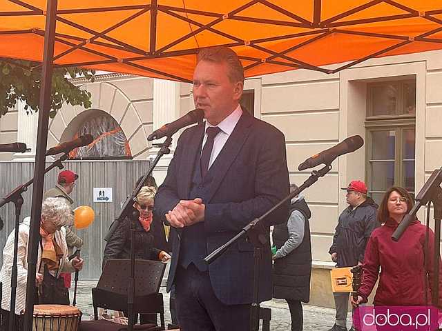 [FOTO] Świdnica świętowała godność osób z niepełnosprawnością intelektualną. Pomarańczowy marsz przeszedł przez rynek