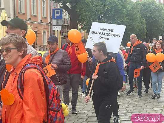 [FOTO] Świdnica świętowała godność osób z niepełnosprawnością intelektualną. Pomarańczowy marsz przeszedł przez rynek
