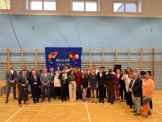 [FOTO] Pożegnanie absolwentów żarowskiego Zespołu Szkół