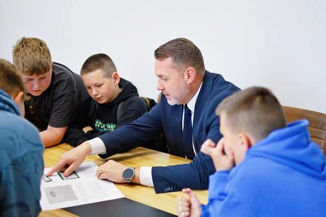 [FOTO] Żarów. Młodzież odwiedziła burmistrza w sprawie remontu skateparku 