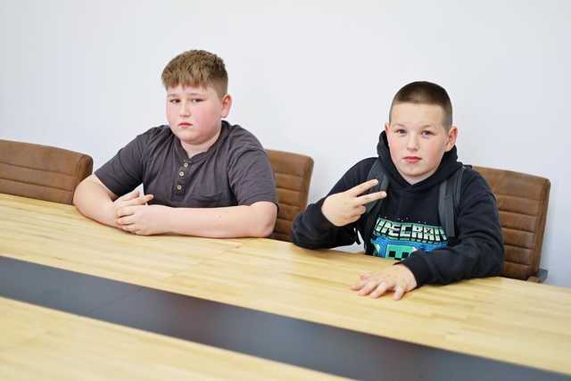 [FOTO] Żarów. Młodzież odwiedziła burmistrza w sprawie remontu skateparku 