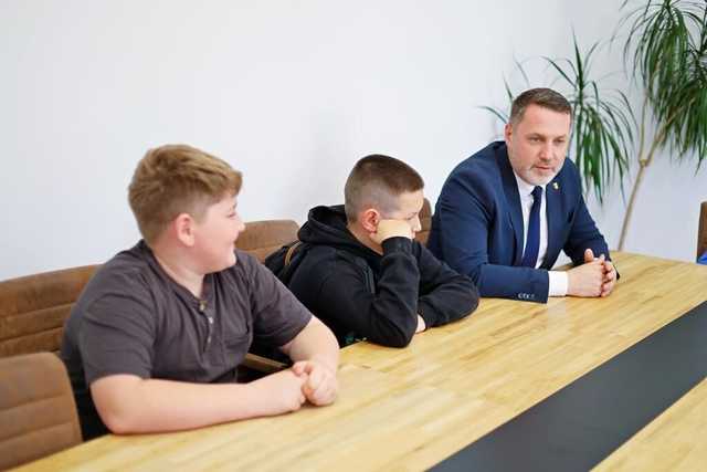 [FOTO] Żarów. Młodzież odwiedziła burmistrza w sprawie remontu skateparku 