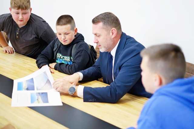 [FOTO] Żarów. Młodzież odwiedziła burmistrza w sprawie remontu skateparku 