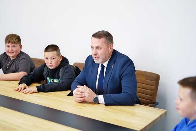 [FOTO] Żarów. Młodzież odwiedziła burmistrza w sprawie remontu skateparku 