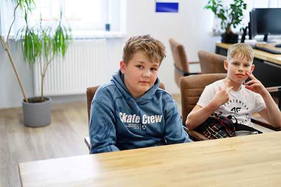 [FOTO] Żarów. Młodzież odwiedziła burmistrza w sprawie remontu skateparku 