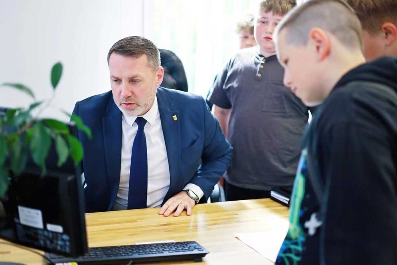 [FOTO] Żarów. Młodzież odwiedziła burmistrza w sprawie remontu skateparku 