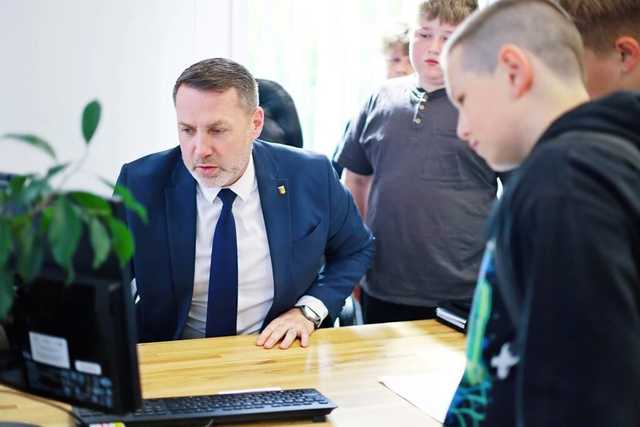 [FOTO] Żarów. Młodzież odwiedziła burmistrza w sprawie remontu skateparku 