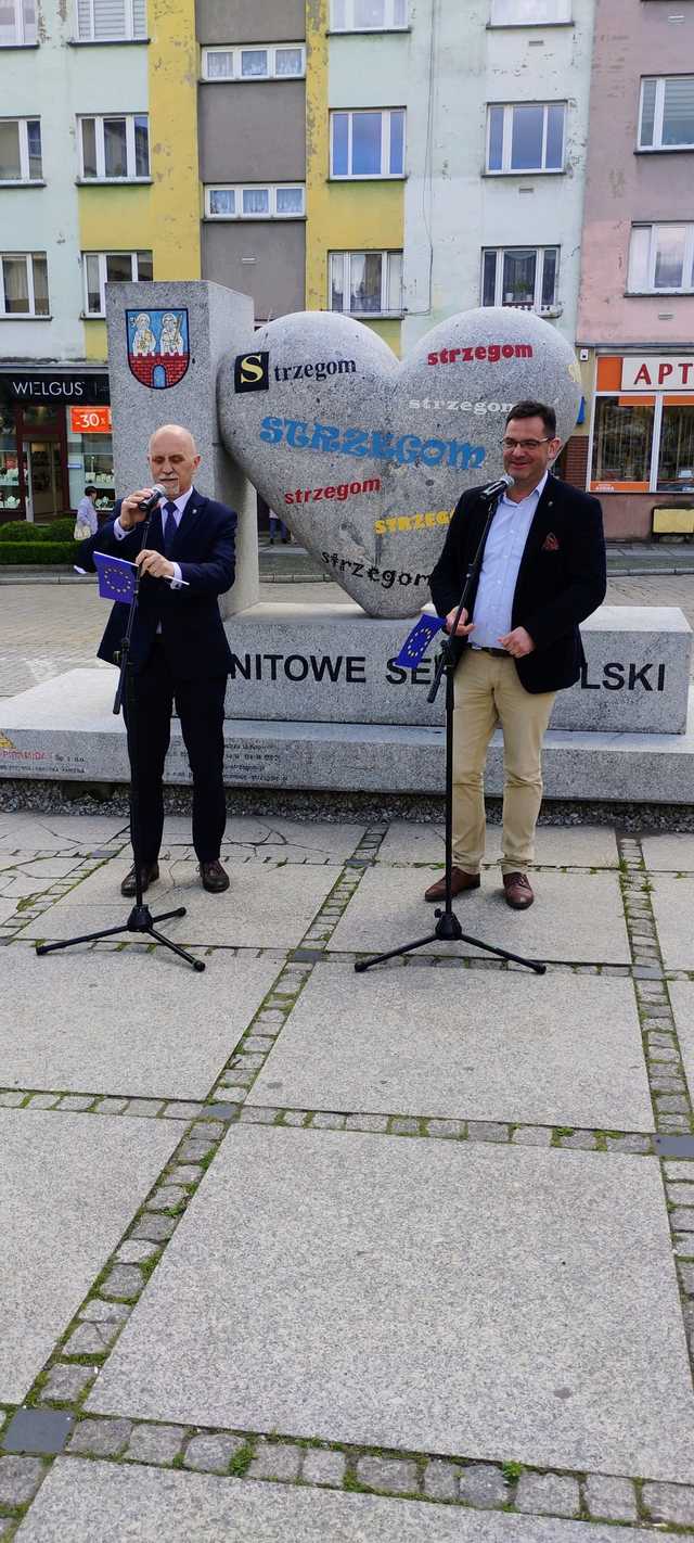 [FOTO] Festiwal Piosenki Obcojęzycznej i odśpiewanie hymnu UE rozpoczęło Europejski Weekend w Strzegomiu
