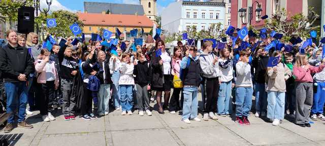 [FOTO] Festiwal Piosenki Obcojęzycznej i odśpiewanie hymnu UE rozpoczęło Europejski Weekend w Strzegomiu