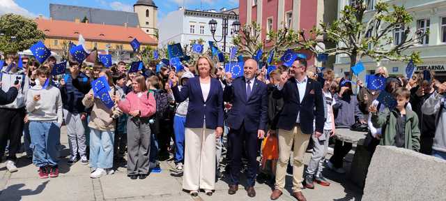 [FOTO] Festiwal Piosenki Obcojęzycznej i odśpiewanie hymnu UE rozpoczęło Europejski Weekend w Strzegomiu