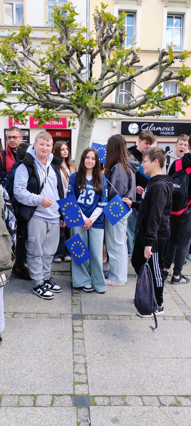 [FOTO] Festiwal Piosenki Obcojęzycznej i odśpiewanie hymnu UE rozpoczęło Europejski Weekend w Strzegomiu