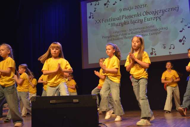 [FOTO] Festiwal Piosenki Obcojęzycznej i odśpiewanie hymnu UE rozpoczęło Europejski Weekend w Strzegomiu