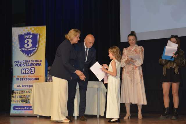 [FOTO] Festiwal Piosenki Obcojęzycznej i odśpiewanie hymnu UE rozpoczęło Europejski Weekend w Strzegomiu