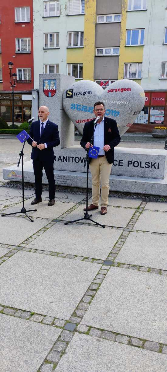 [FOTO] Festiwal Piosenki Obcojęzycznej i odśpiewanie hymnu UE rozpoczęło Europejski Weekend w Strzegomiu