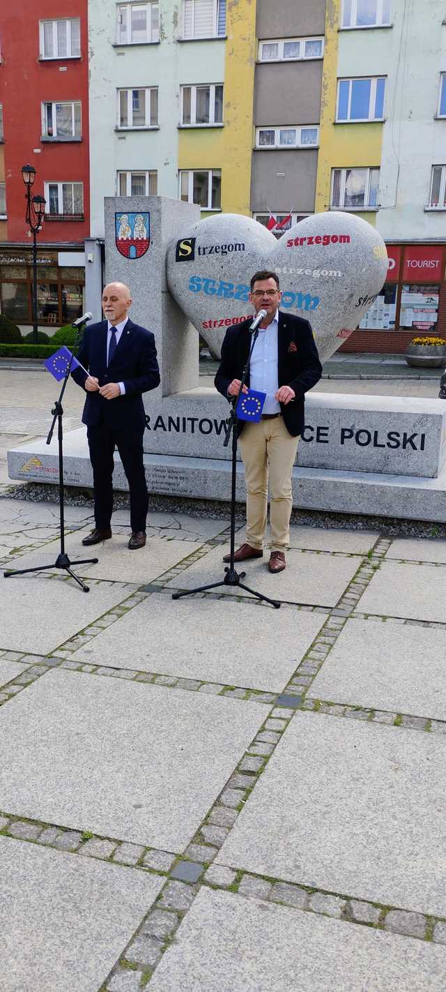[FOTO] Festiwal Piosenki Obcojęzycznej i odśpiewanie hymnu UE rozpoczęło Europejski Weekend w Strzegomiu