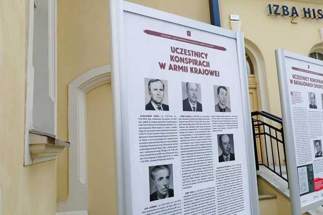 [FOTO] Otwarto wystawę o mieszkańcach ziemi żarowskiej na frontach II wojny światowej