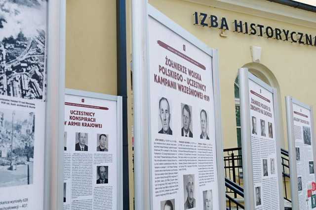 [FOTO] Otwarto wystawę o mieszkańcach ziemi żarowskiej na frontach II wojny światowej
