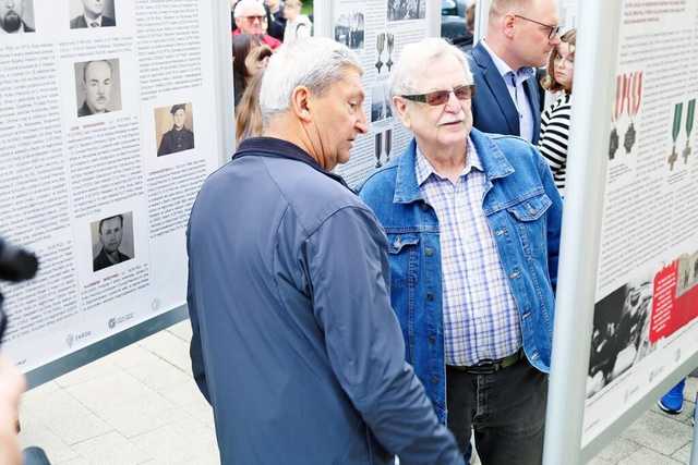 [FOTO] Otwarto wystawę o mieszkańcach ziemi żarowskiej na frontach II wojny światowej
