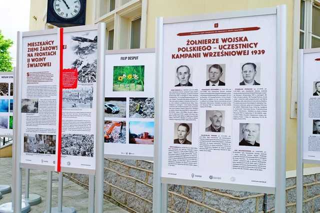 [FOTO] Otwarto wystawę o mieszkańcach ziemi żarowskiej na frontach II wojny światowej