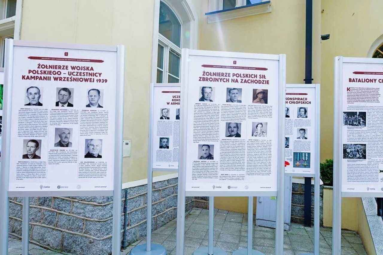 [FOTO] Otwarto wystawę o mieszkańcach ziemi żarowskiej na frontach II wojny światowej