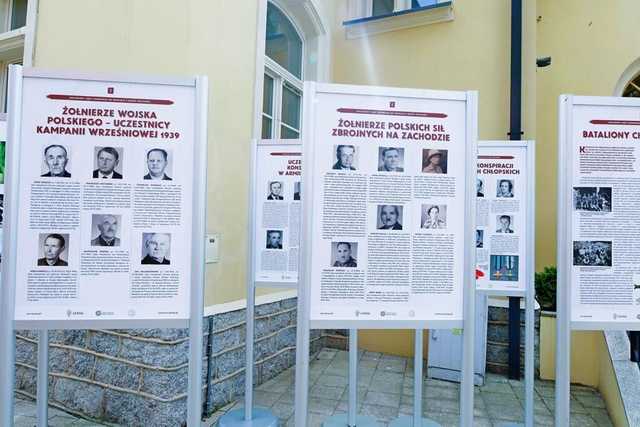 [FOTO] Otwarto wystawę o mieszkańcach ziemi żarowskiej na frontach II wojny światowej