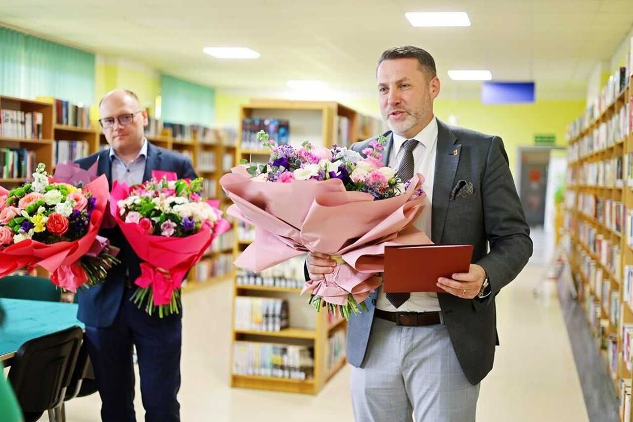 [FOTO] Dyrektor żarowskiej biblioteki z odznaczeniem za zasługi. Podziękowano również wszystkim pracownikom placówki[FOTO]