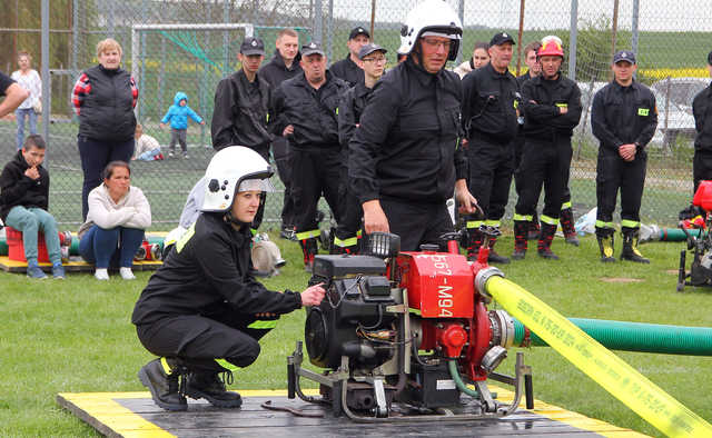 [FOTO] Jednostki OSP rywalizowały w Gminnym Turnieju Sportowo-Pożarniczym o Puchar Wójta